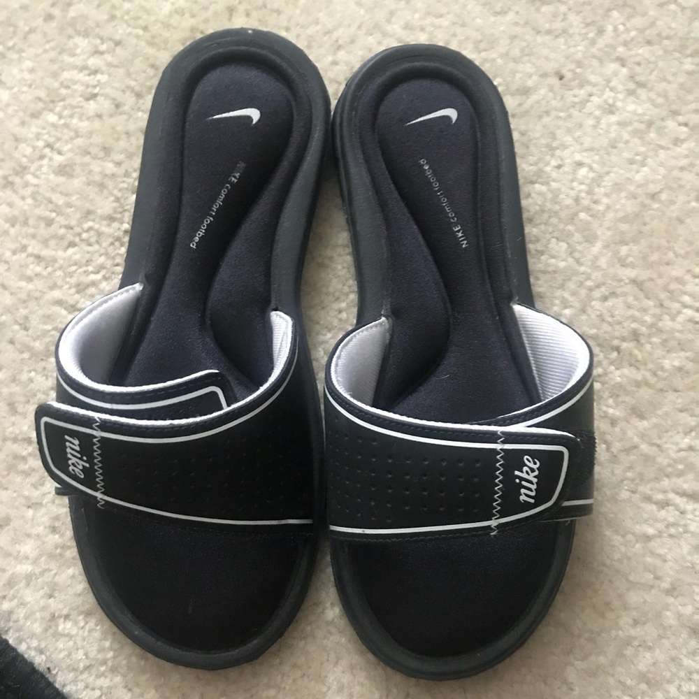 Nike slides women’s.